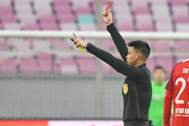 kaiyun体育-足协开21赛季最重罚单 围攻裁判历来属重典治乱