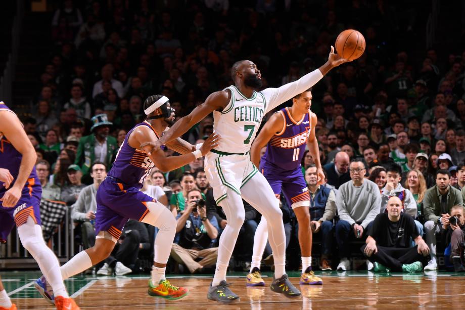 布朗41+7布克空砍40+6 凯尔特人主场力克太阳