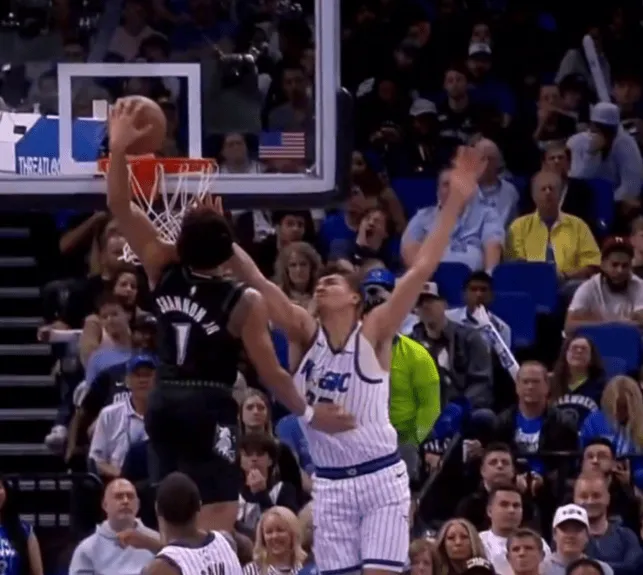 开云登录入口-香农径直杀入禁区，直接起飞上演炸裂隔人劈扣