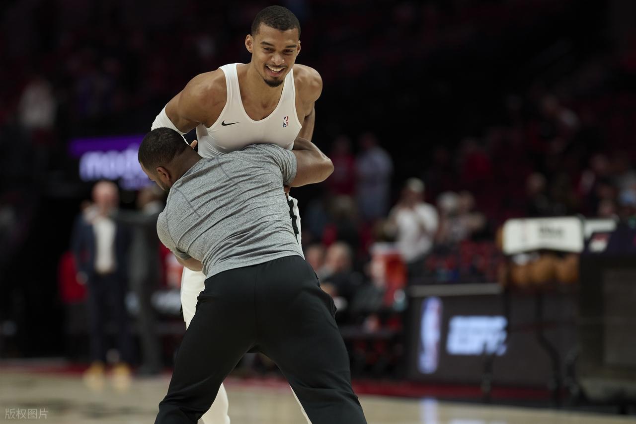 开云app下载-大逆转，马刺114-93赢开拓者，3-1！我看清5个现实：文班是个怪兽